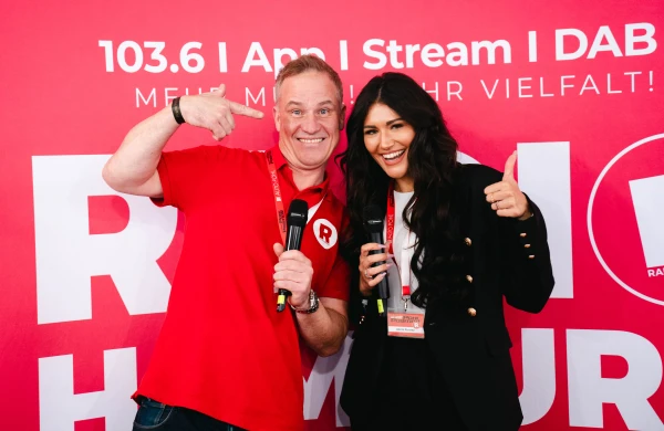 Radio Hamburg Moderatoren moderieren beim Autohaus Pohl, © Radio Hamburg Radio Hamburg Moderatoren moderieren beim Autohaus Pohl, © Radio Hamburg