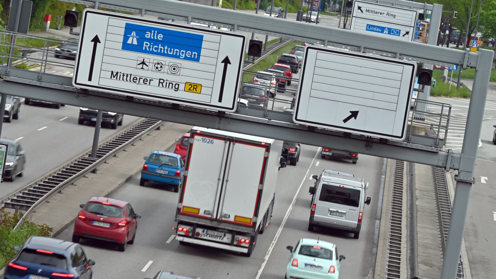 Türkiye'den Gelen Tırda Sahte Ürünler Ele Geçirildi, © dpa Türkiye'den Gelen Tırda Sahte Ürünler Ele Geçirildi, © dpa