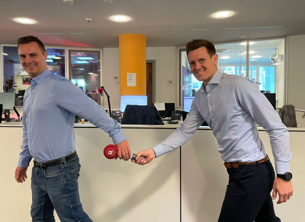 Übergabe Daniel Prange zu Daniel Kaul, © more Marketing