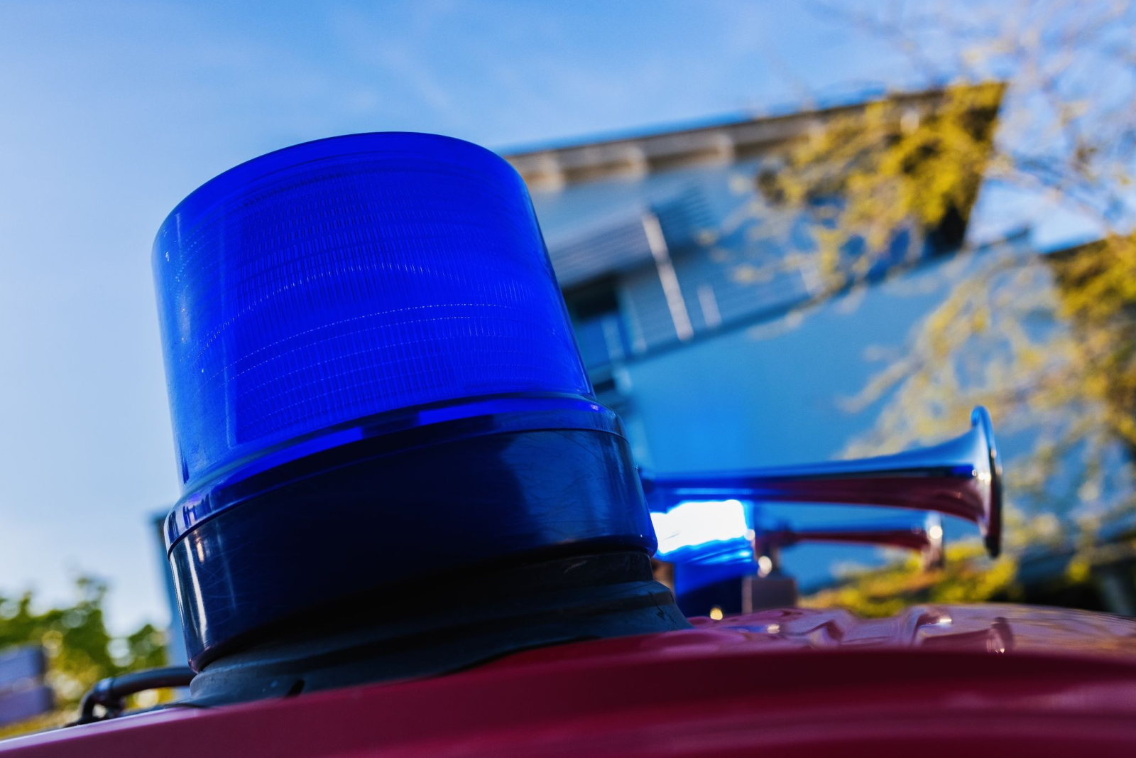Ein Blaulicht auf dem Dach eines Einsatzfahrzeugs der Feuerwehr.