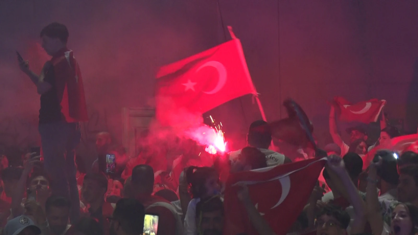 Kudamm Dün Gece Yine Kutlamaların Merkeziydi!, © dpa Kudamm Dün Gece Yine Kutlamaların Merkeziydi!, © dpa