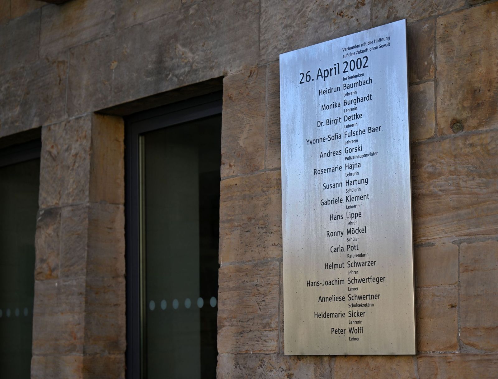 Eine Gedenktafel mit den Namen der Opfer am Gutenberg-Gmnasium 20 Jahre nach dem Amoklauf.