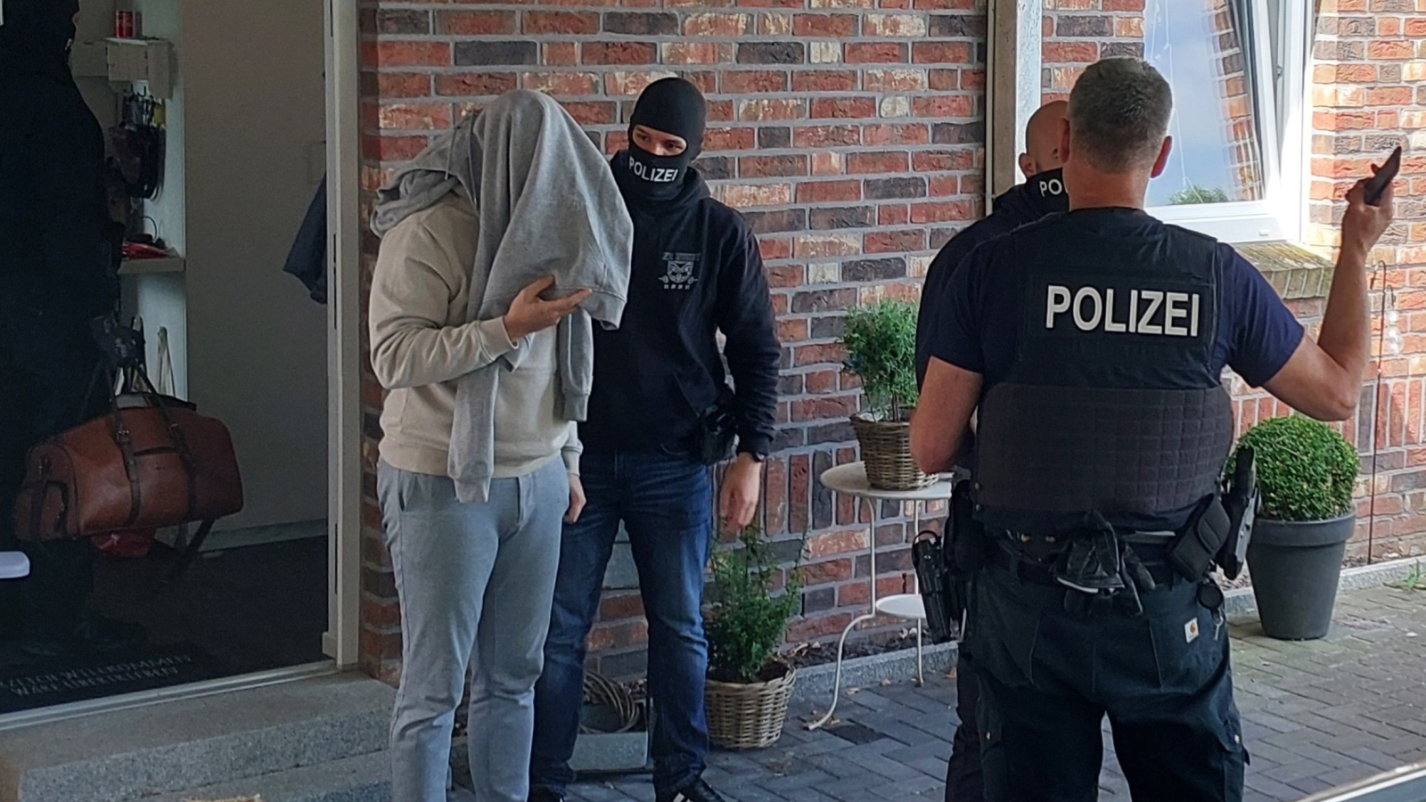 Almanya'da Çinli Göçmenleri Kaçak Yollarla Getiren Şebekeye Operasyon, ©  Foto: ---/Bundespolizeidirektion Bad Bramstedt/dpa