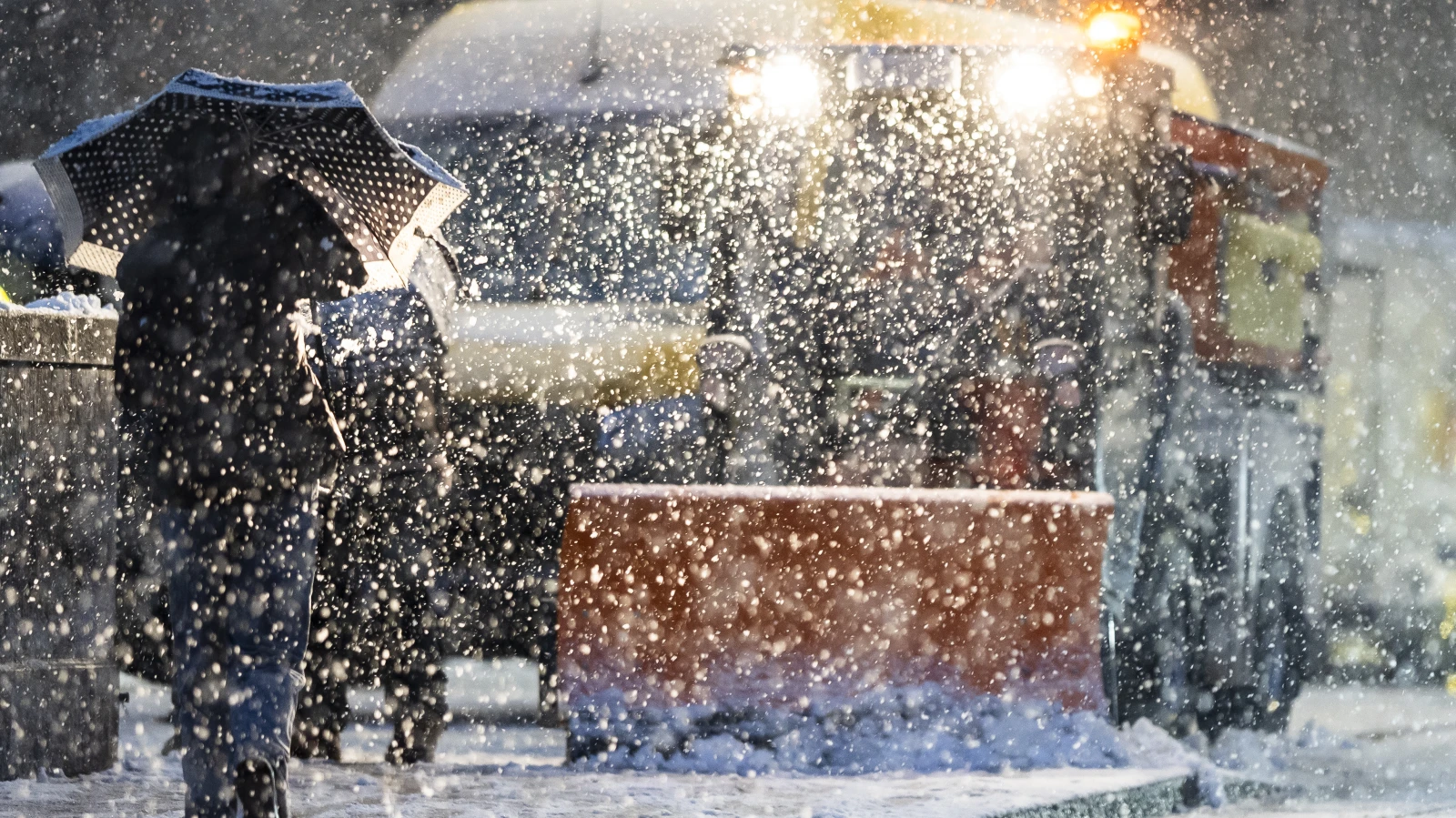 Schnee legte vielerorts den Verkehr lahm, © Keystone / Til Buergy / Symbolbild Schnee legte vielerorts den Verkehr lahm, © Keystone / Til Buergy / Symbolbild