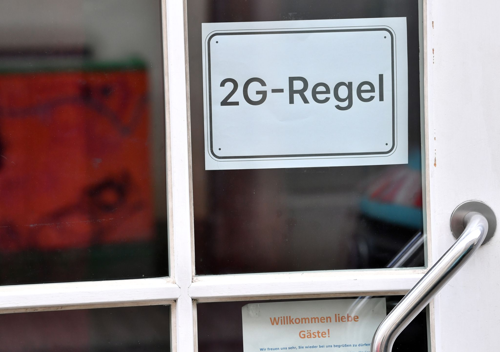 An einem Restaurant in der Erfurter Altstadt weist ein Schild auf die 2G-Regel hin.