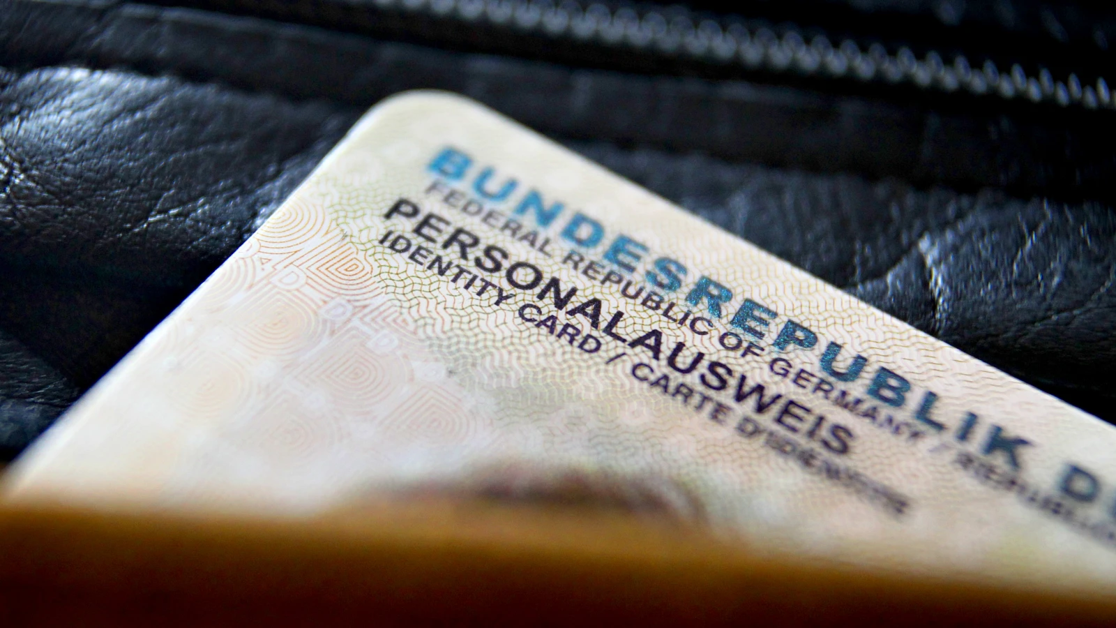 Almanya’da Kasım Ayından İtibaren Kimlik Almak Daha Kolay Olacak!, © dpa Almanya’da Kasım Ayından İtibaren Kimlik Almak Daha Kolay Olacak!, © dpa