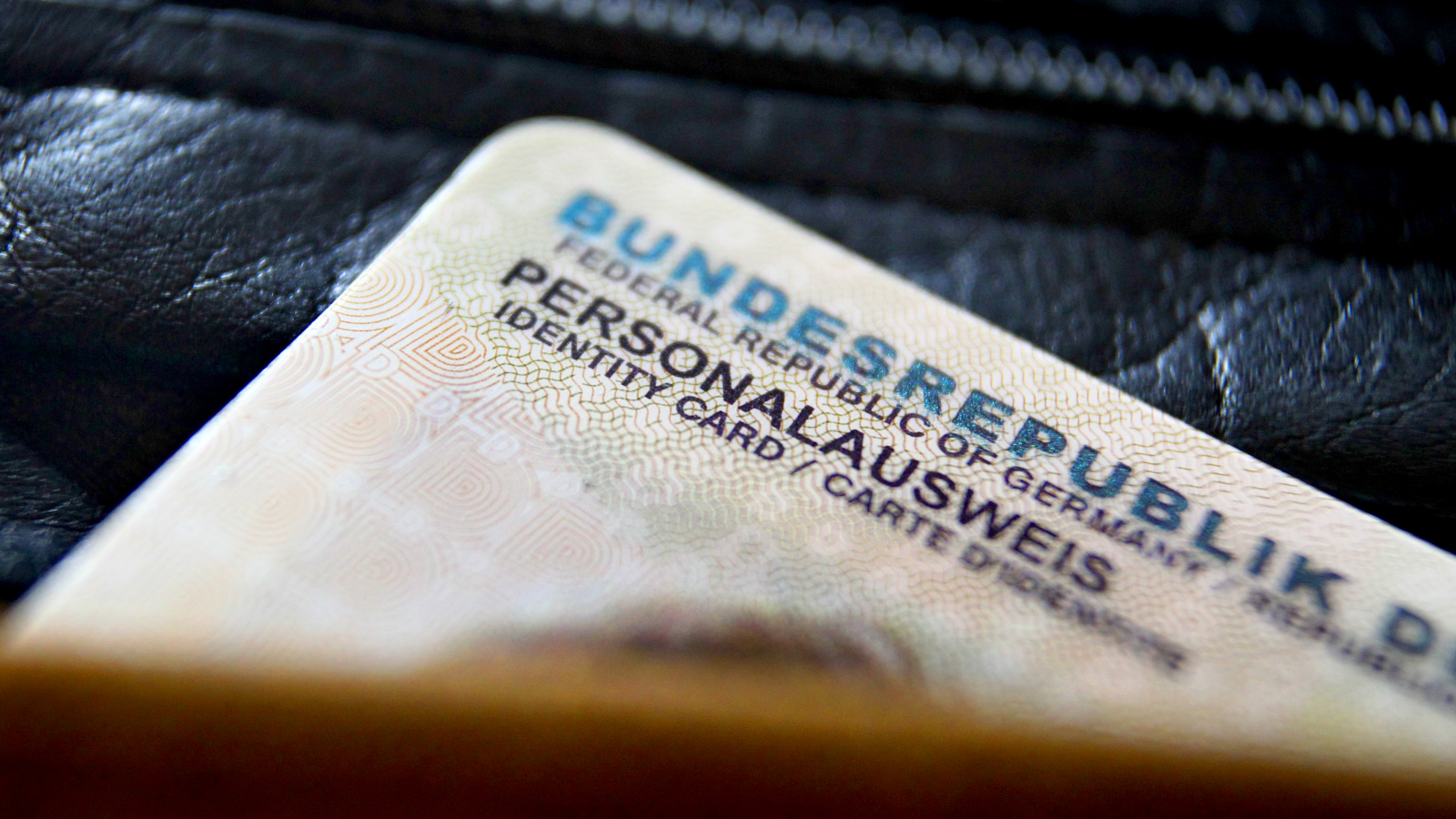 Süresi Dolan Kimlik ve Pasaportlar Sorun Oluşturabilir!, © dpa