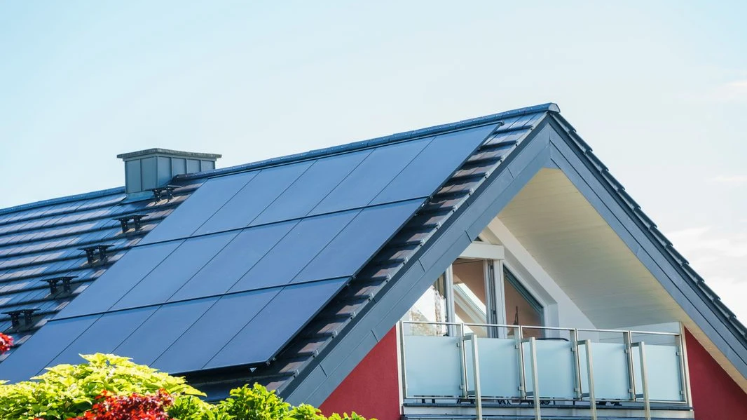 Hamburg-Ohlsdorf’ta Kiracılar Güneş Enerjisiyle Elektrik Faturasını Düşürüyor!, © Andreas Arnold/dpa Hamburg-Ohlsdorf’ta Kiracılar Güneş Enerjisiyle Elektrik Faturasını Düşürüyor!, © Andreas Arnold/dpa