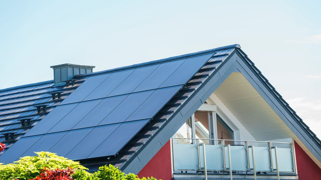 Hamburg-Ohlsdorf’ta Kiracılar Güneş Enerjisiyle Elektrik Faturasını Düşürüyor!, © Andreas Arnold/dpa