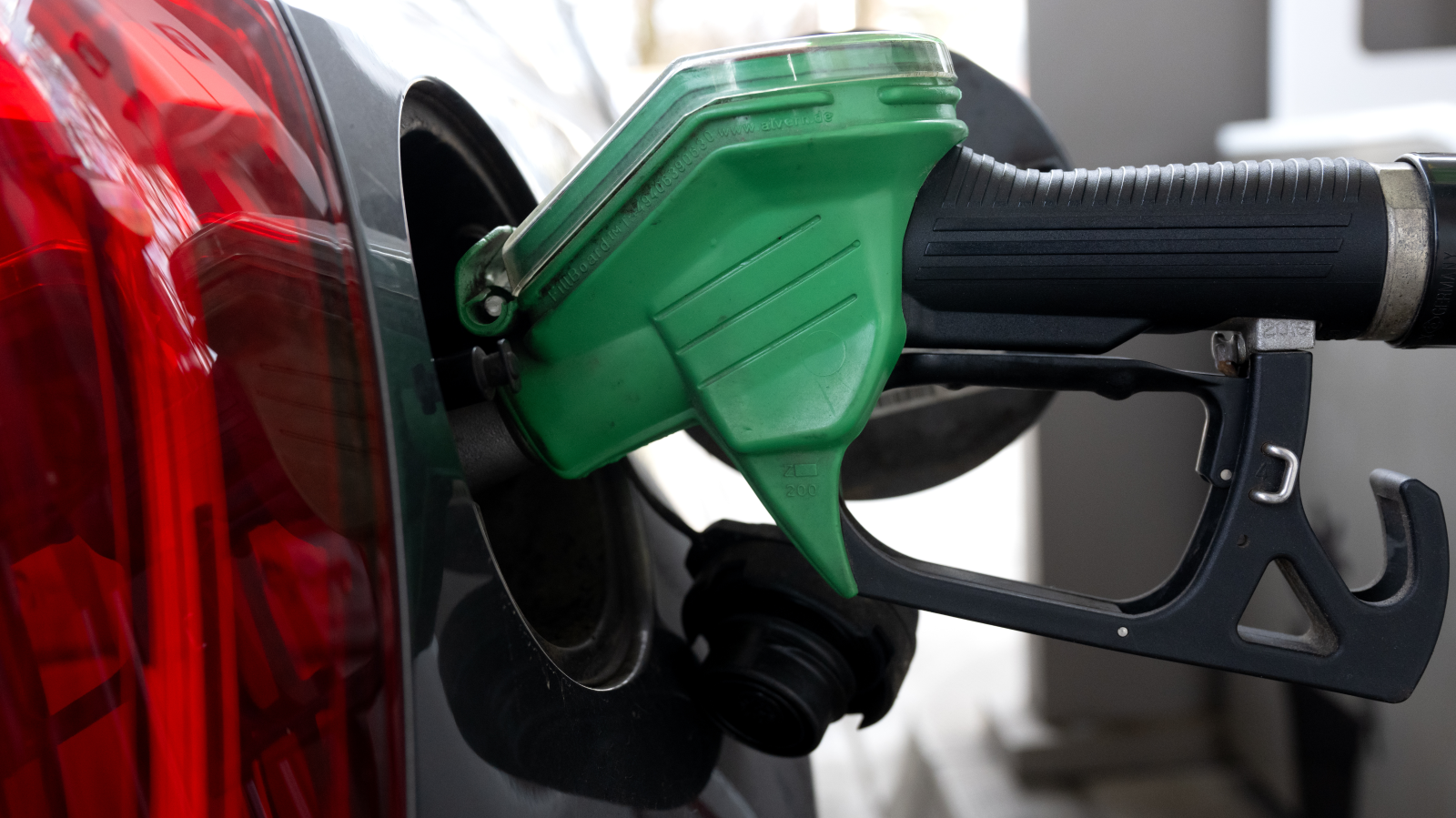 Benzinpreise kratzen an der Zwei-Franken-Grenze, © Keystone / DPA / Sven Hoppe / Symbolbild