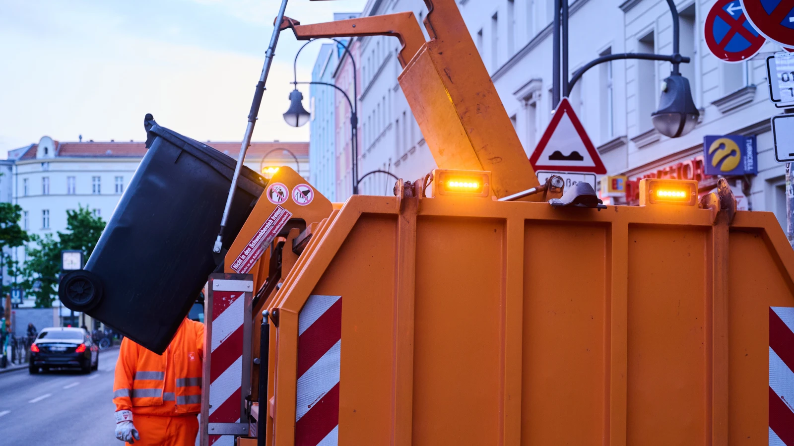 Berlin’de Çöp Sorunu Büyüyor: Neukölln, Mitte ve Kreuzberg Başı Çekiyor!, © dpa Berlin’de Çöp Sorunu Büyüyor: Neukölln, Mitte ve Kreuzberg Başı Çekiyor!, © dpa