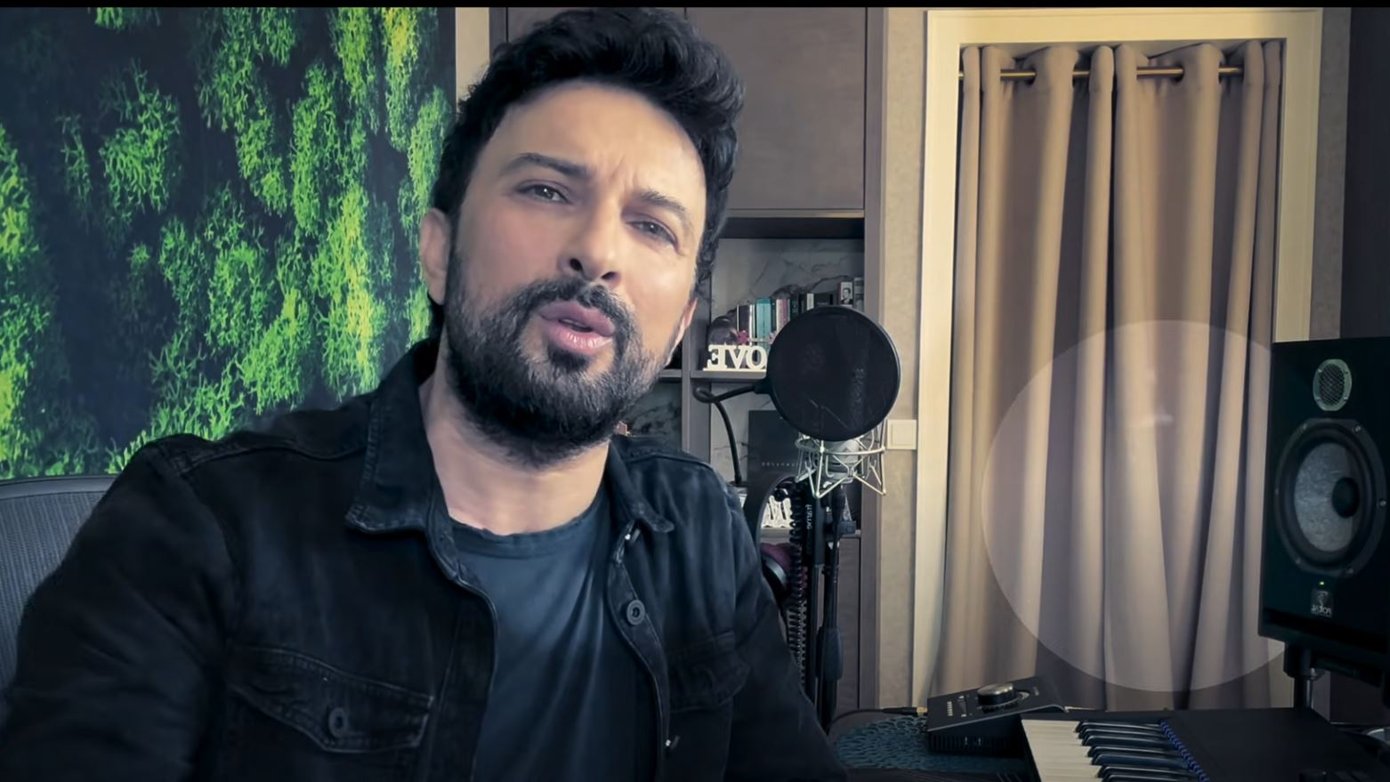 Tarkan'ın Son Şarkısı Dinleyenleri İkiye Böldü, © Youtube