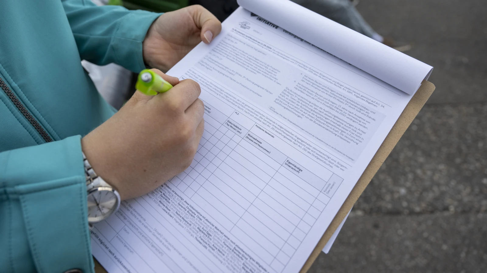 Mehrheit will Kauf von Unterschriften bei Sammlern verbieten, © Keystone/SDA Mehrheit will Kauf von Unterschriften bei Sammlern verbieten, © Keystone/SDA