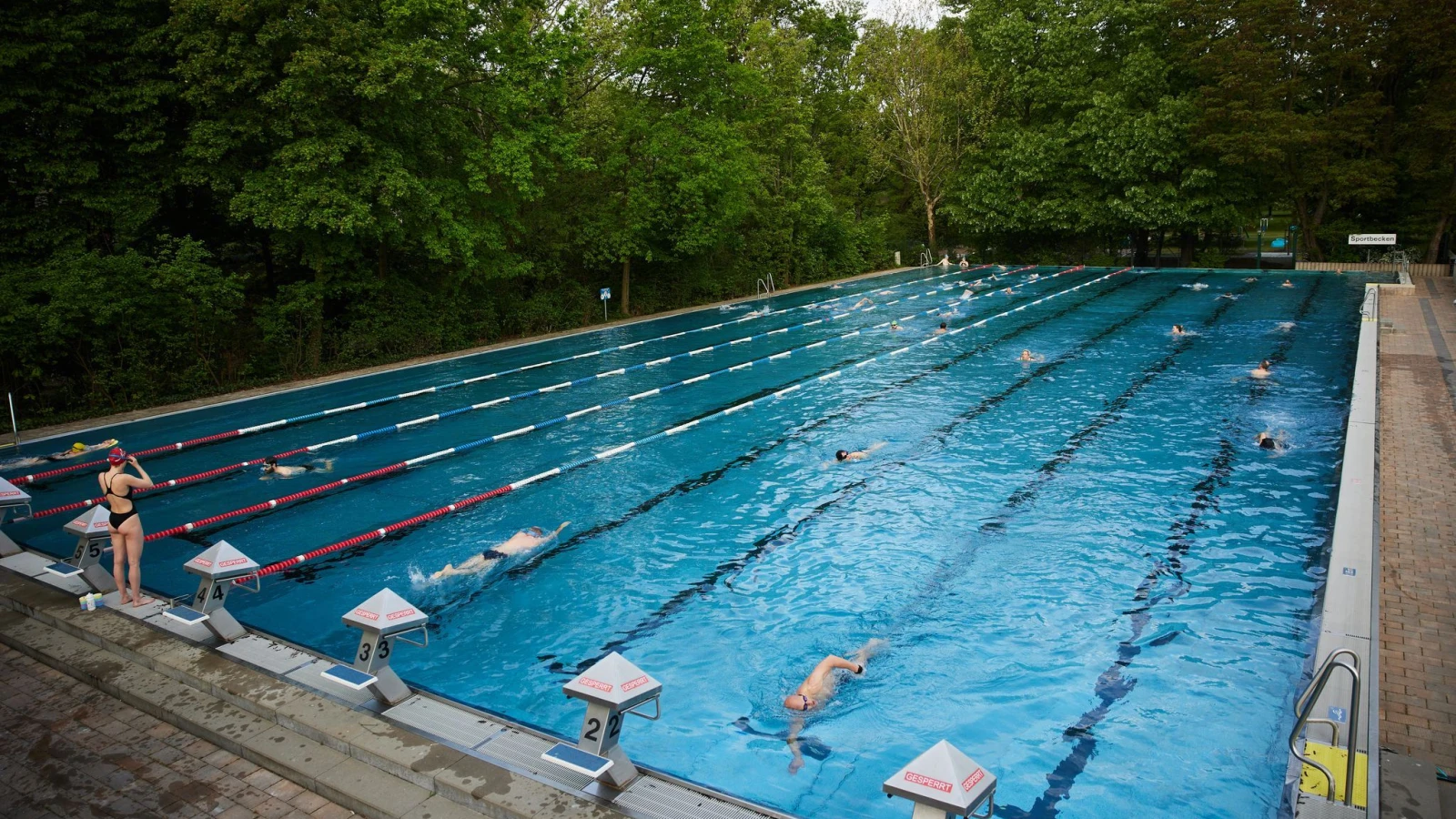 NRW’de Açık Havuzda Şiddet Olayları: Polis İki Kez Müdahale Etti, © dpa/Sembol Foto NRW’de Açık Havuzda Şiddet Olayları: Polis İki Kez Müdahale Etti, © dpa/Sembol Foto