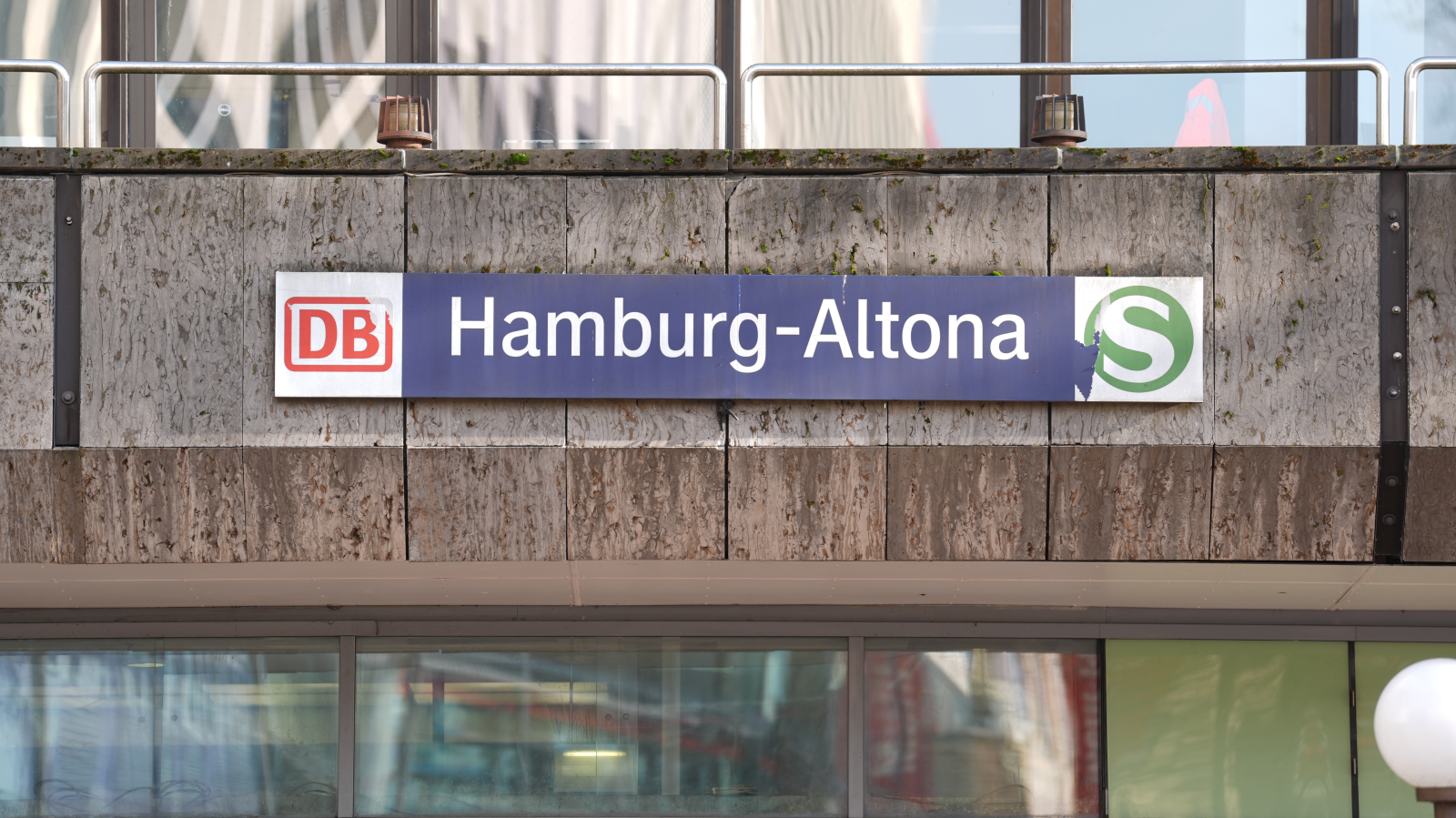 Altona Tren Garında Alkol Yasağı Cumartesiden İtibaren Başlıyor, © Marcus Brandt/dpa