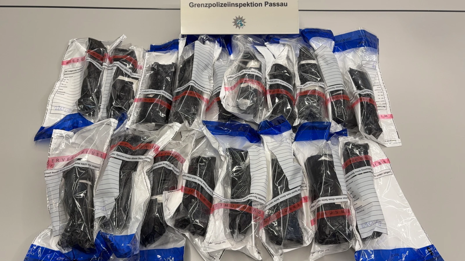 Uyuşturucu Kaçakçıları Tutuklandı!, © dpa Uyuşturucu Kaçakçıları Tutuklandı!, © dpa