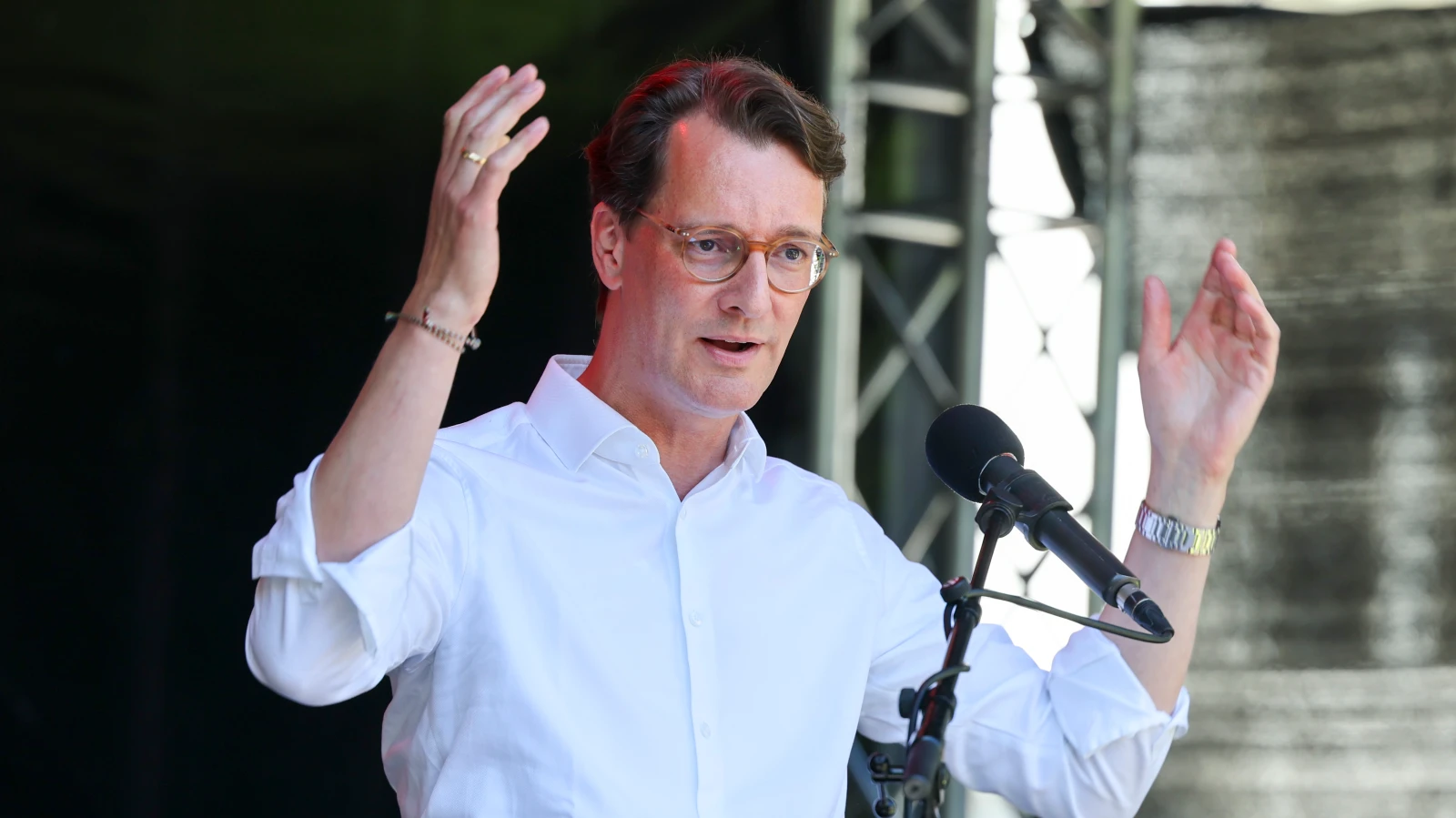 Hendrik Wüst: AfD Yasağı İçin Hukuki Dayanak Şart, Siyasi Mücadele Öncelikli, © Christoph Reichwein/dpa Hendrik Wüst: AfD Yasağı İçin Hukuki Dayanak Şart, Siyasi Mücadele Öncelikli, © Christoph Reichwein/dpa