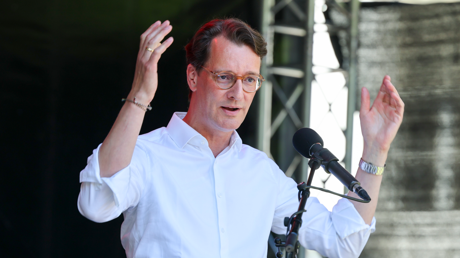 Hendrik Wüst: AfD Yasağı İçin Hukuki Dayanak Şart, Siyasi Mücadele Öncelikli, © Christoph Reichwein/dpa