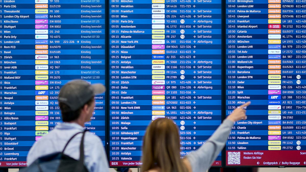 Uçak Bileti Vergisi Düşüyor: 2026 Yazında Uçmak Gerçekten Daha Ucuz Olacak mı?, © Michael Ukas/dpa