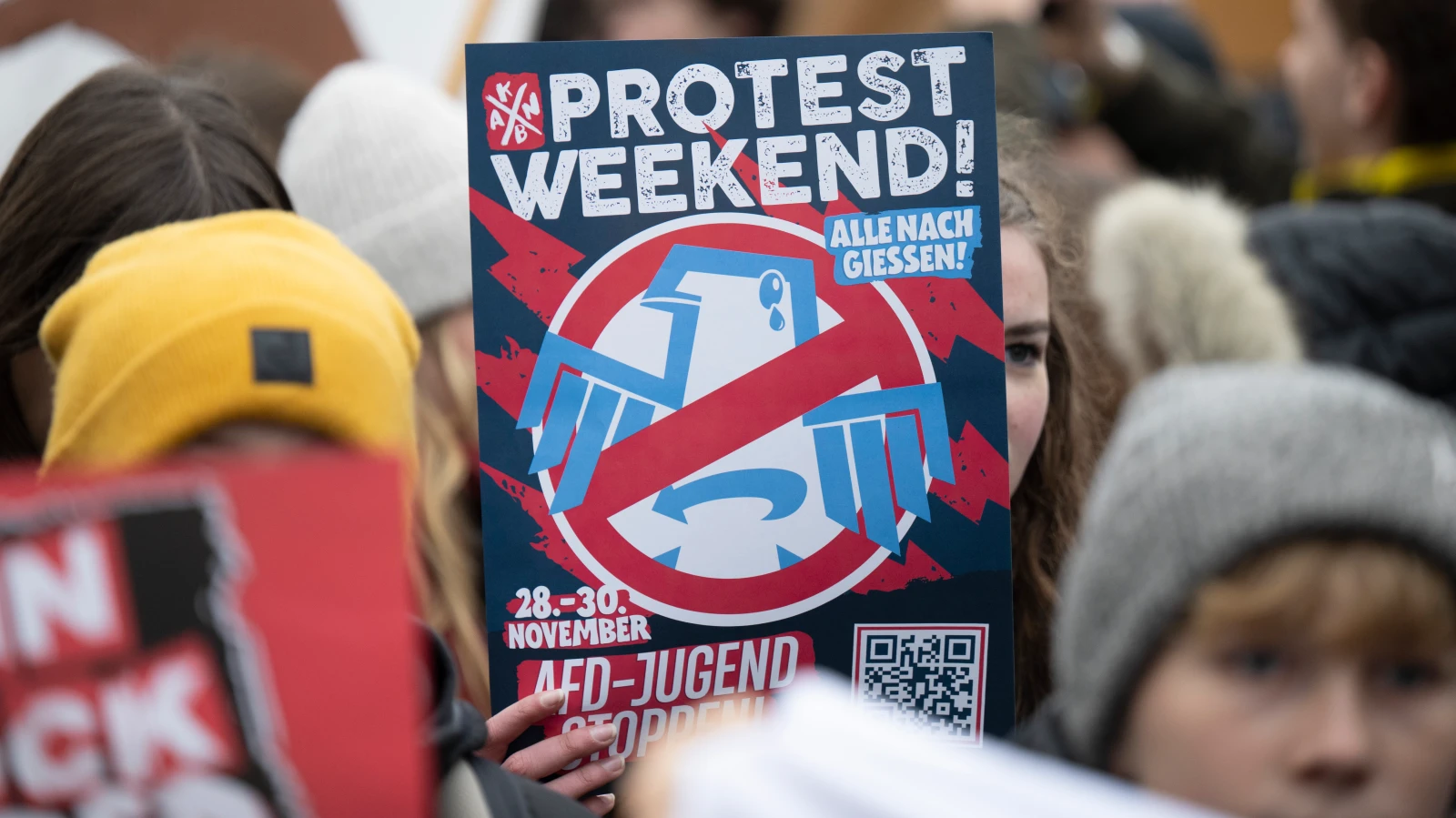 Gießen’de Yeni AfD Gençlik Örgütü Kuruluyor: 50 Bin Kişilik Protesto Beklentisi, © Boris Roessler/dpa Gießen’de Yeni AfD Gençlik Örgütü Kuruluyor: 50 Bin Kişilik Protesto Beklentisi, © Boris Roessler/dpa