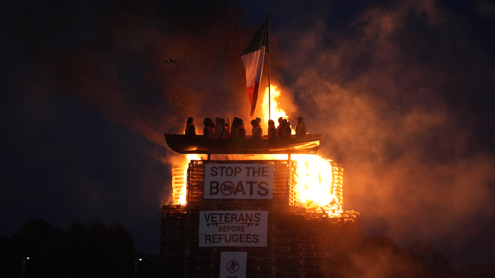 Kuzey İrlanda’da Göçmen Maketleri Yakıldı: Nefret Suçu Şüphesiyle Soruşturma Başlatıldı, © dpa