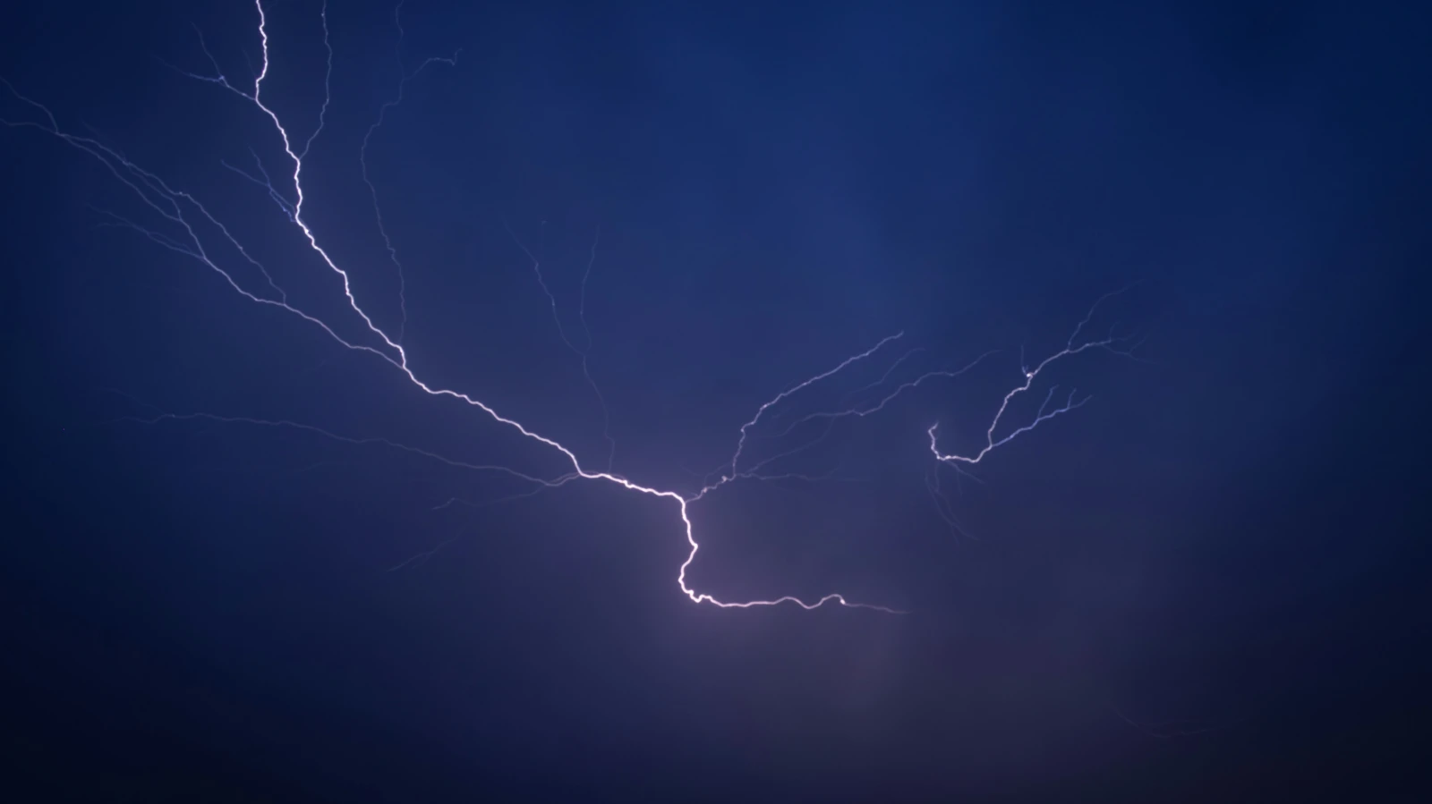 Schwere Unwetter in der Nacht , © Unsplash/ Nikolett Emmert Schwere Unwetter in der Nacht , © Unsplash/ Nikolett Emmert