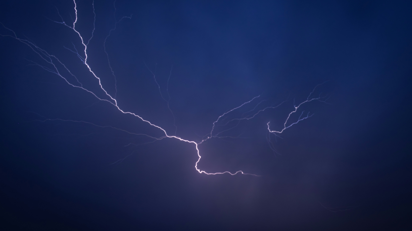 Schwere Unwetter in der Nacht , © Unsplash/ Nikolett Emmert