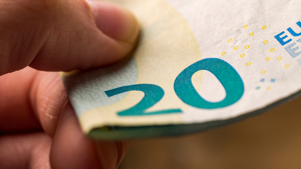 Sokakta Bulunan 20 Euro ve Üzeri Parayı Almak Suç Olabilir, © shutterstock
