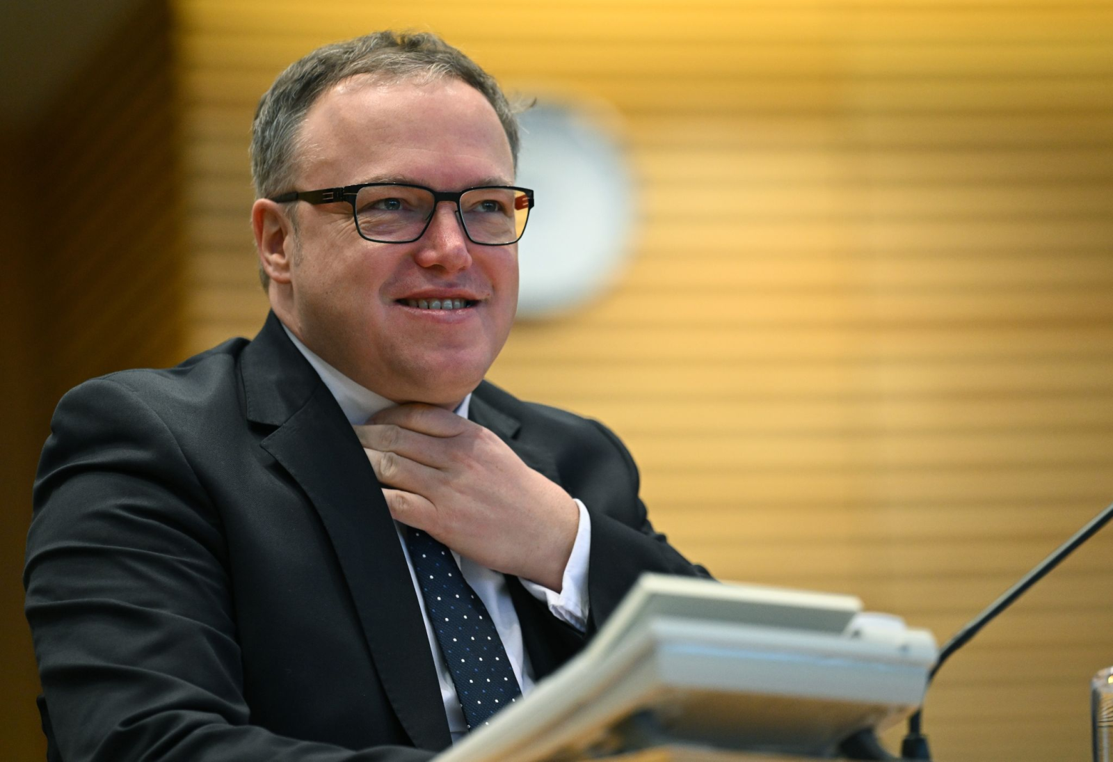 Mario Voigt, Thüringens CDU-Fraktionschef, lächelt während der Sitzung des Thüringer Landtags., © Martin Schutt/dpa
