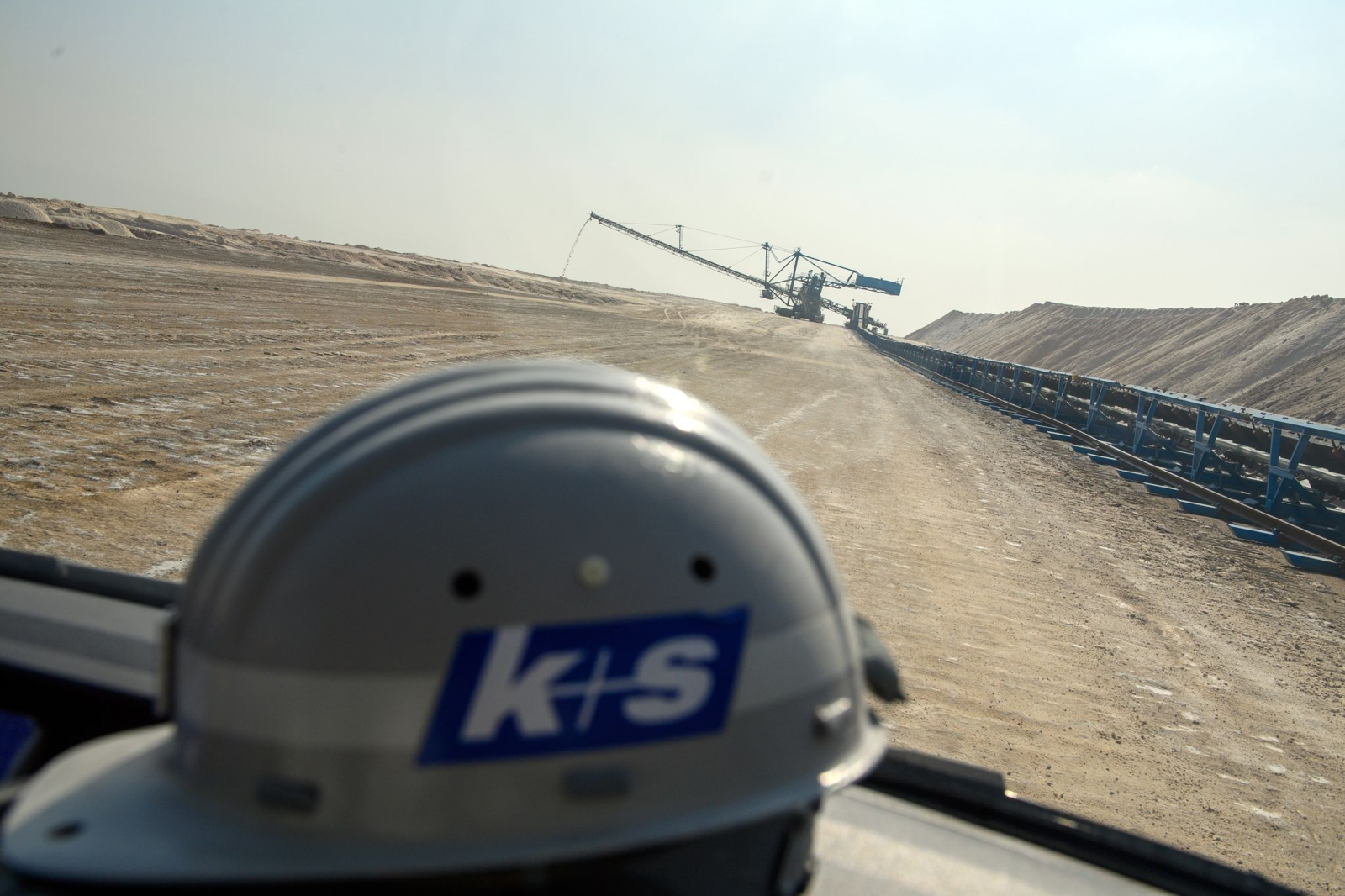 "K+S" steht auf einem Helm von "K+S Minerals and Agriculture".
