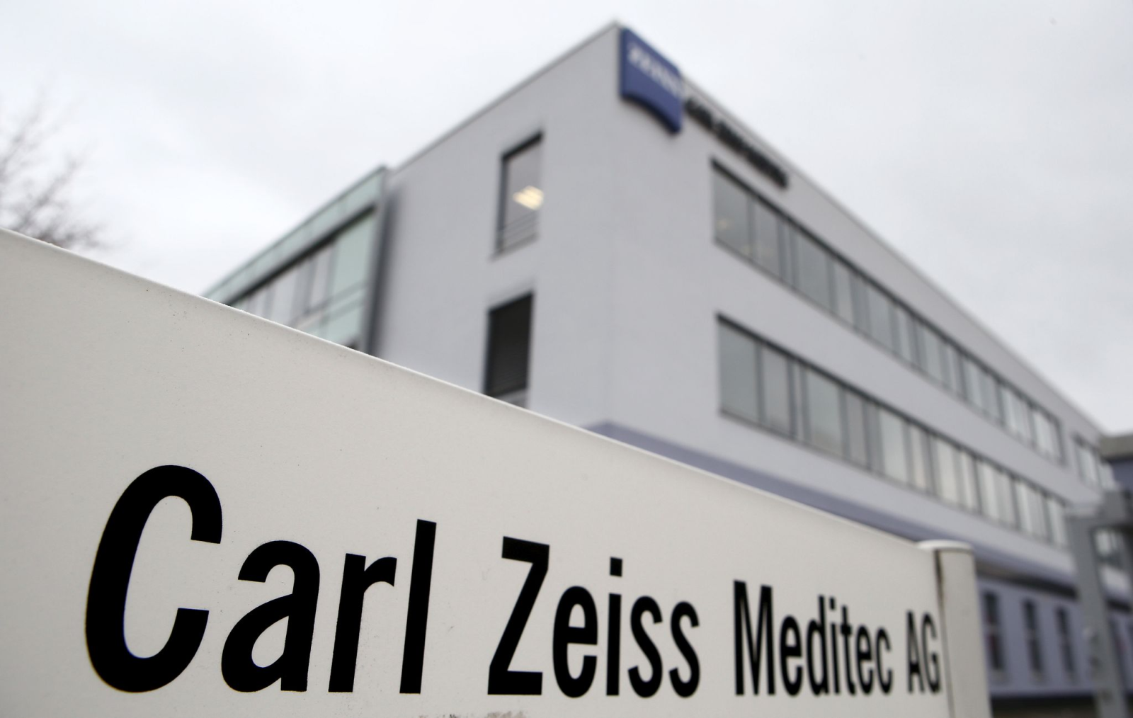 Aktionäre von Carl Zeiss Meditec bekommen weniger Geld , © Bodo Schackow/dpa-Zentralbild/dpa