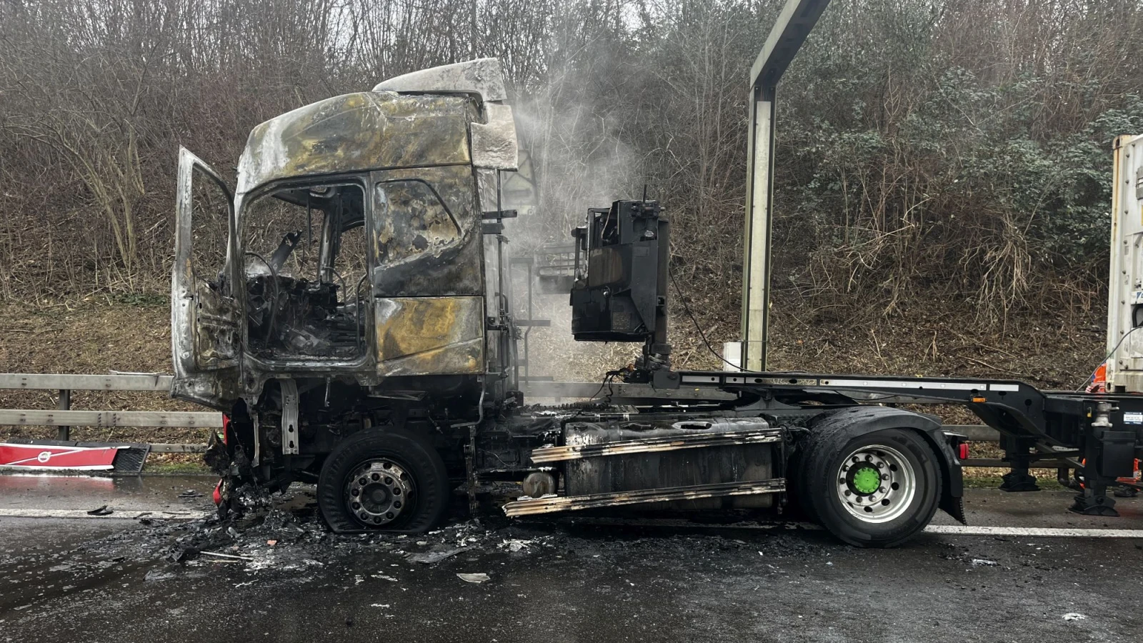 Lastwagenbrand in Pratteln, © Polizei Basel-Landschaft Lastwagenbrand in Pratteln, © Polizei Basel-Landschaft