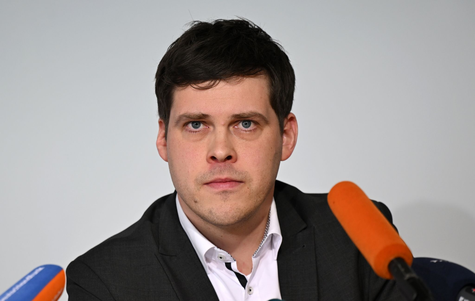 Lutz Liebscher (SPD), Abgeordneter im Thüringer Landtag, spricht während der Landespressekonferenz vor Journalisten., © Martin Schutt/dpa