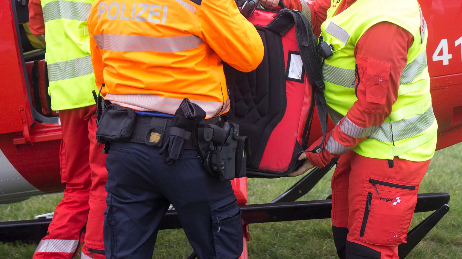Zwischen Lieferwagen und Anhänger eingeklemmt, © Kapo SG Zwischen Lieferwagen und Anhänger eingeklemmt, © Kapo SG