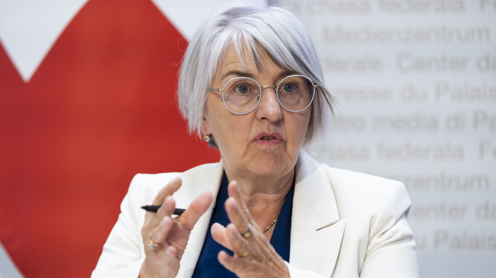 Krankenkassenprämien dürften 2025 erneut deutlich steigen, © Keystone/SDA