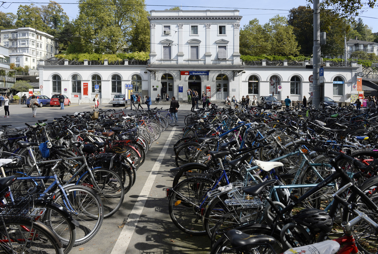 Stadt Zürich öffnet Parkhaus für Velofahrende, © Keystone-SDA