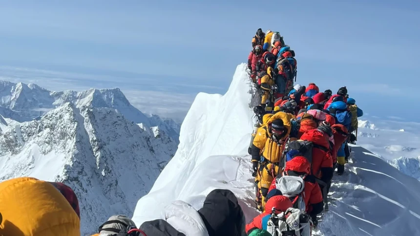 Everest Dağı'nda Trafik: Çöken Kar Dağcıları Sürükledi!, © Focus Online Everest Dağı'nda Trafik: Çöken Kar Dağcıları Sürükledi!, © Focus Online