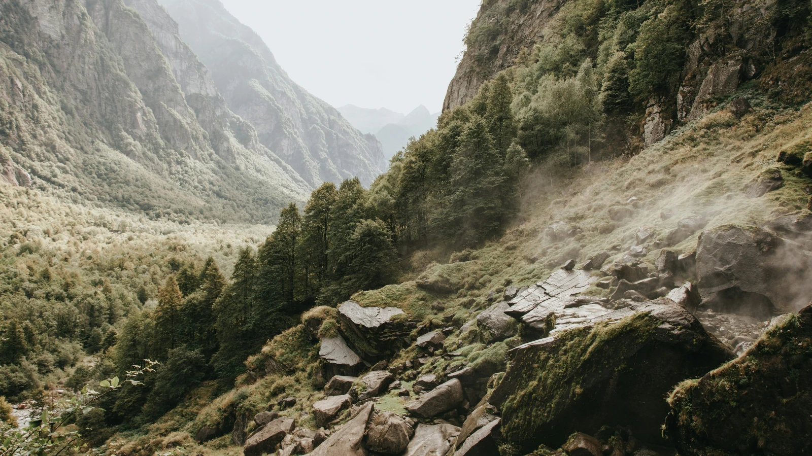 Valle di Muggio wegen eines Erdrutsches isoliert, © Camille Brodard/Unsplash Valle di Muggio wegen eines Erdrutsches isoliert, © Camille Brodard/Unsplash