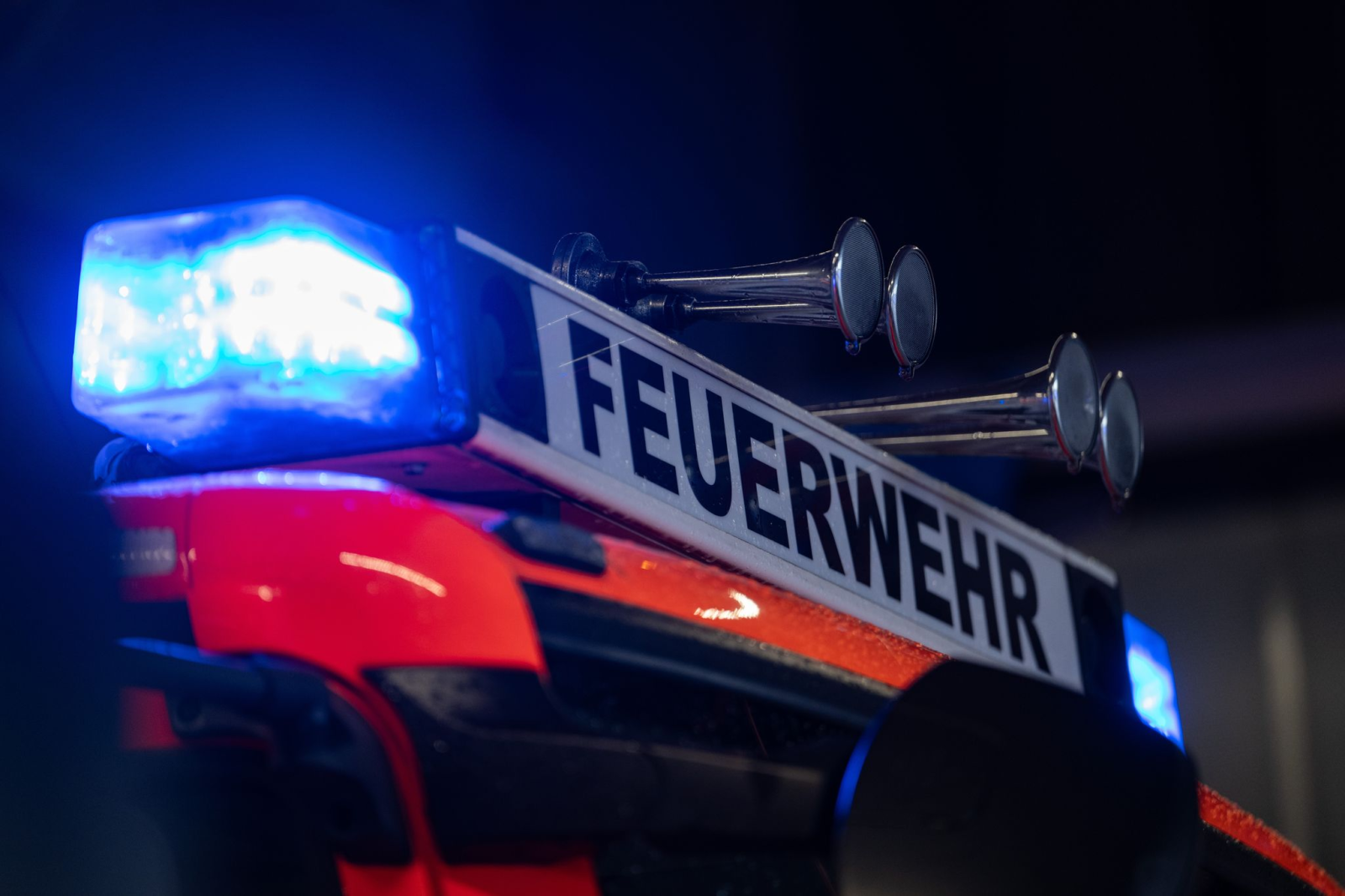 Einsatzkräfte der Feuerwehr waren lange mit den Löscharbeiten beschäftigt. (Symbolbild), © Marijan Murat/dpa