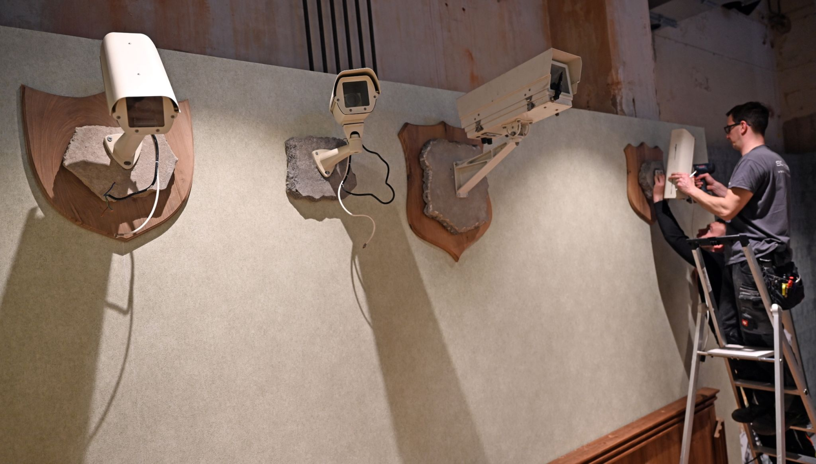 Videokameras werden zur Dekoration in der Ausstellung «The Mystery of Banksy - A Genius Mind» angebracht.