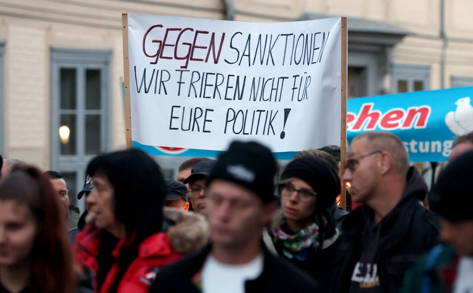 Eine Demonstration gegen die Energiepolitik startet vor dem Schweriner Schloss.