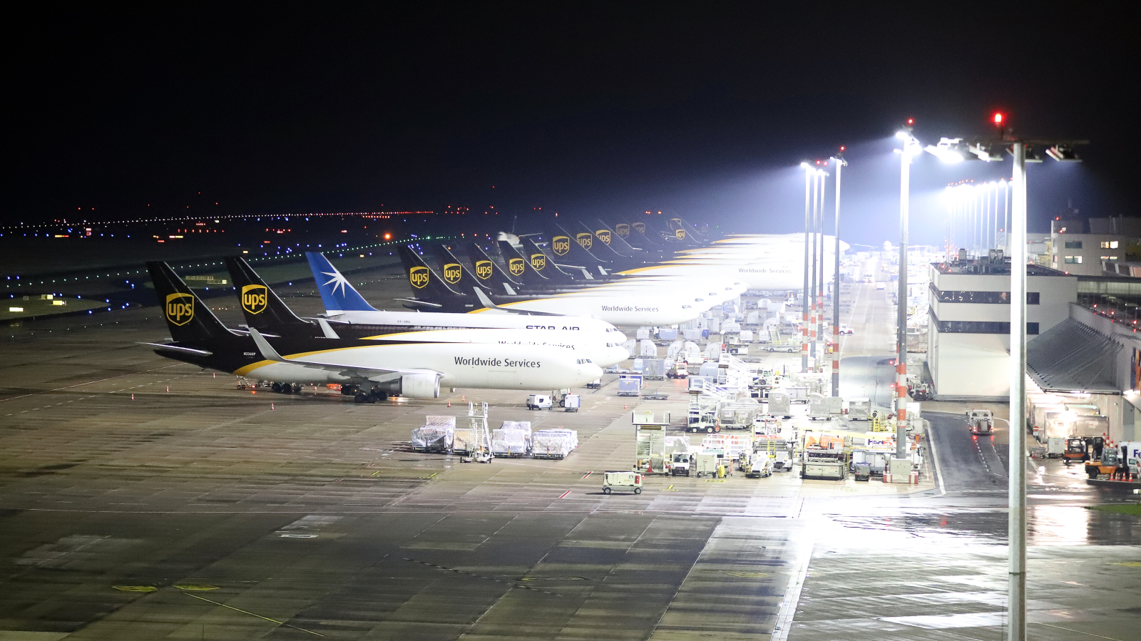 Köln/Bonn Havalimanında Buzlanma: Uçuşlar 45 Dakika Durduruldu, © Sascha Thelen/dpa