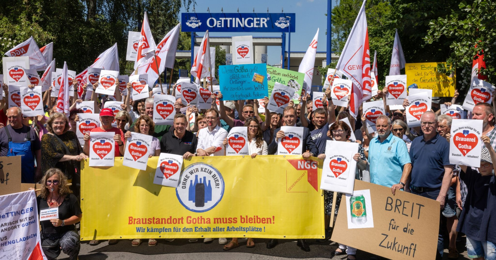 Mitarbeiter und Gewerkschafter demonstrieren vor dem Werktor für den Erhalt der Arbeitsplätze der Oettinger-Brauerei.