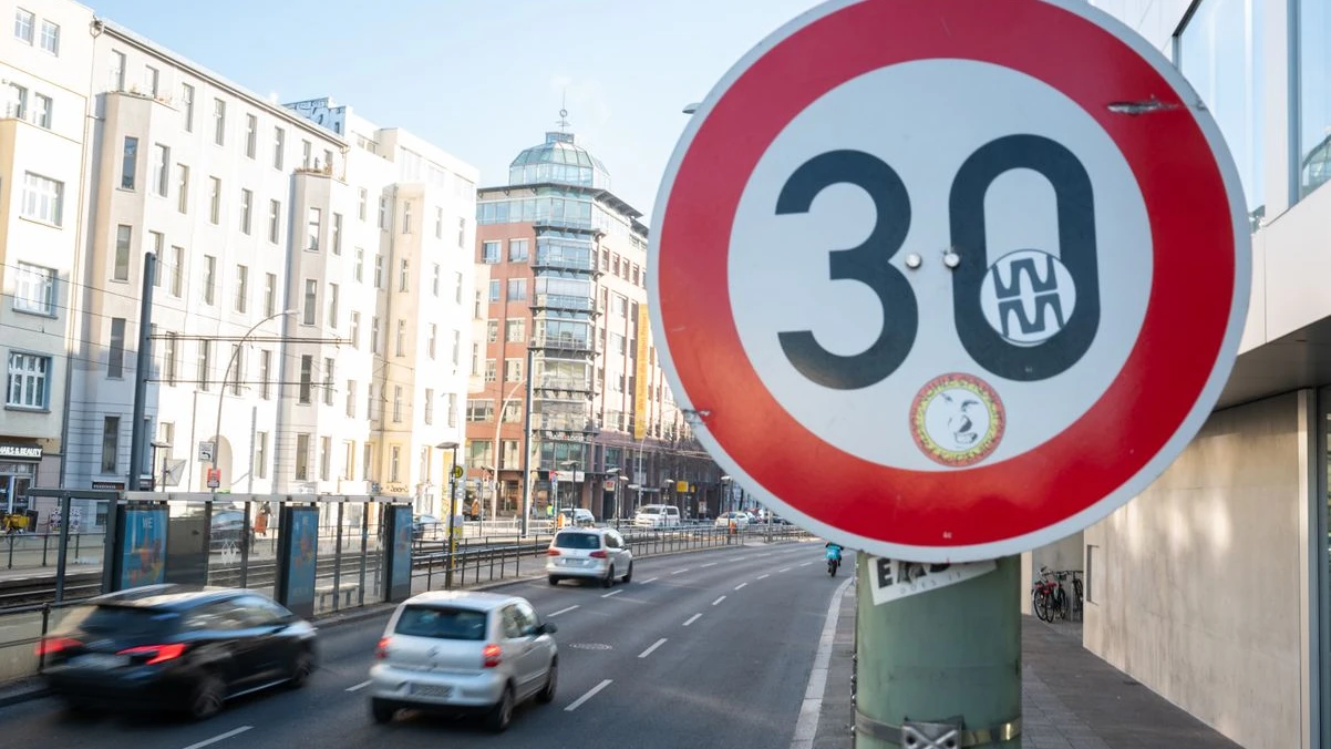 Torstraße kavgası: Mitte’de yol düzenleme tartışması büyüyor!, © dpa Torstraße kavgası: Mitte’de yol düzenleme tartışması büyüyor!, © dpa