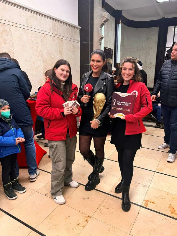 Radio Hamburg Moderatorin Alicia Alvarez und Praktikantinnen Radio Hamburg Moderatorin Alicia Alvarez und Praktikantinnen