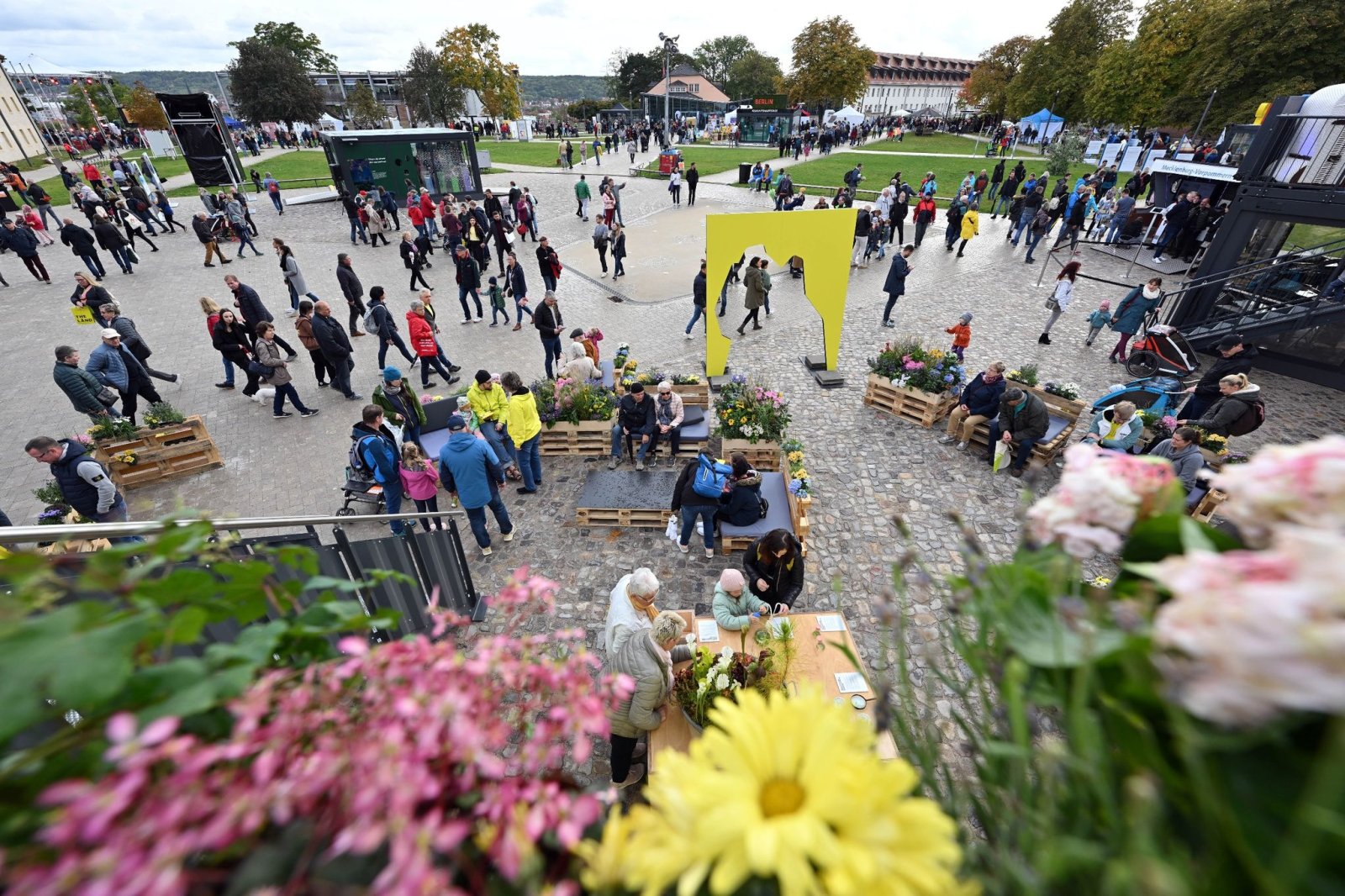 Besucher laufen über den Petersberg beim dreitägigen Bürgerfest in Erfurt.