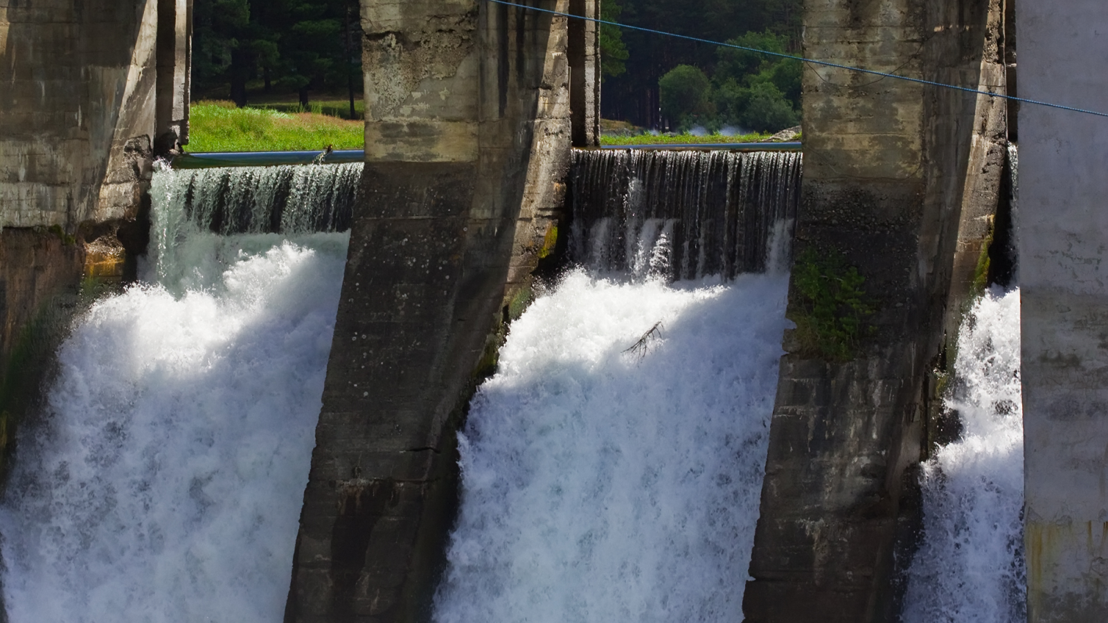 Schweiz generiert mehr Strom aus Wasserkraft, © Bearfotos/Freepik