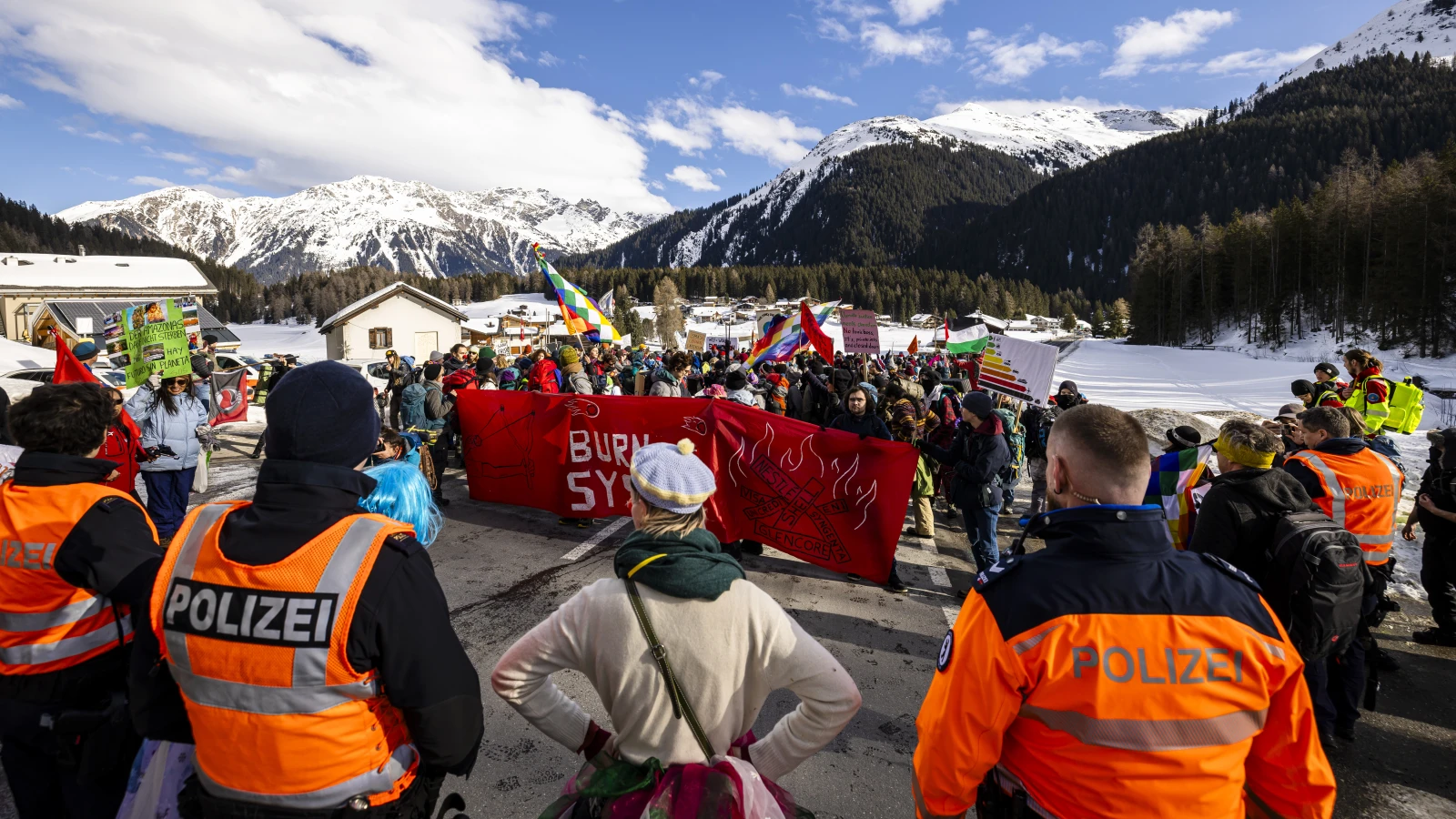 Polizei drängt Demonstranten bei Davos von der Strasse, © KEYSTONE/Michael Buholzer Polizei drängt Demonstranten bei Davos von der Strasse, © KEYSTONE/Michael Buholzer