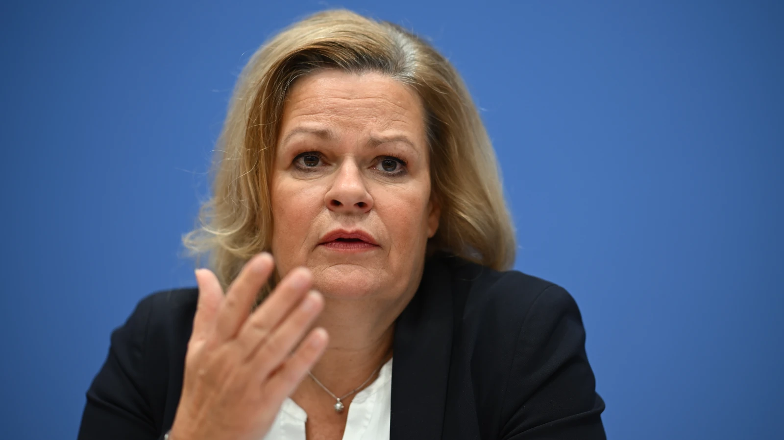 Almanya İçişleri Bakanı Bu Gece İçin Uyardı!, © Foto: Sebastian Gollnow/dpa Almanya İçişleri Bakanı Bu Gece İçin Uyardı!, © Foto: Sebastian Gollnow/dpa