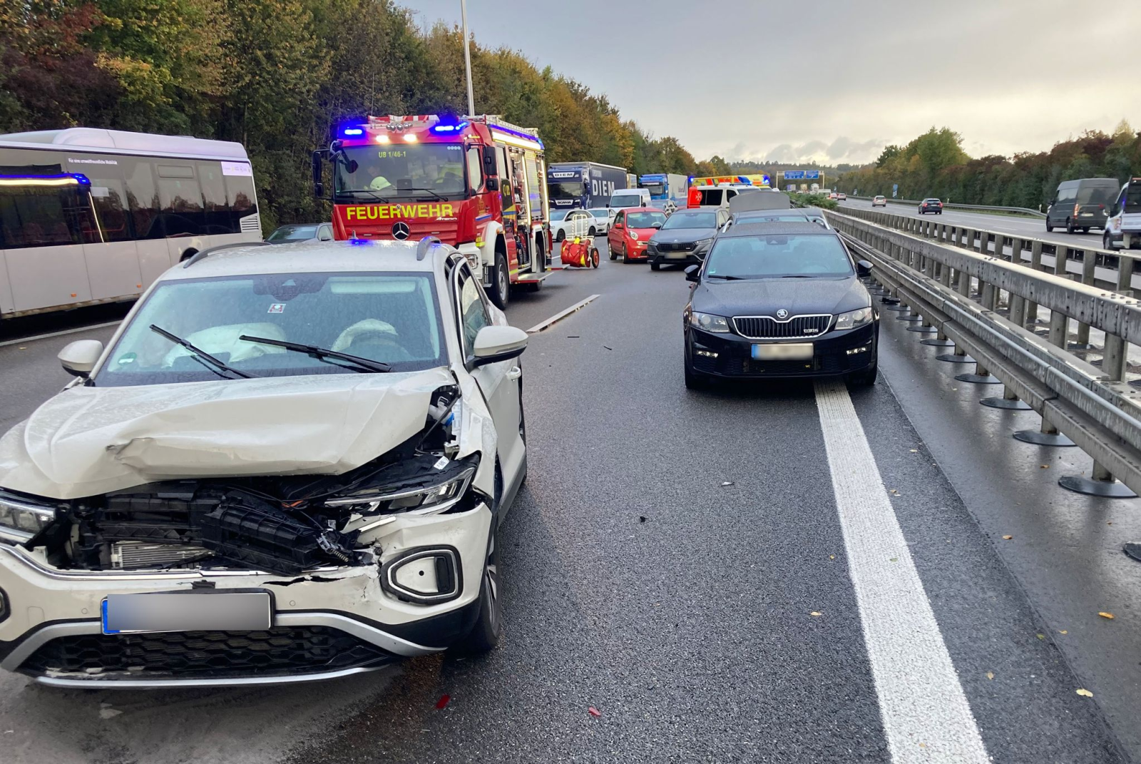 Vineri după-amiază, 85 de vehicule s-au ciocnit în 17 locuri diferite de accident pe Autobahn 81, © Jürgen Kümmerle/Heilbronner Stimme/dpa